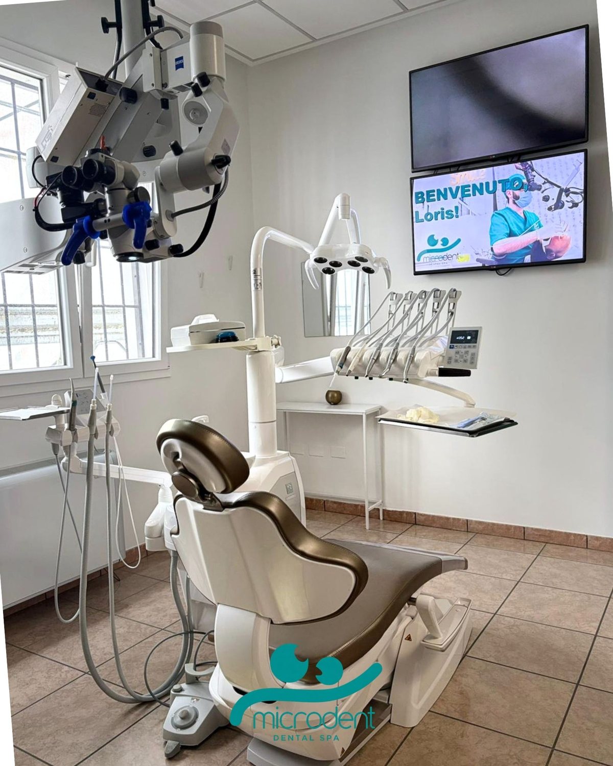 Sala operativa Microdent con riunito e schermi informativi